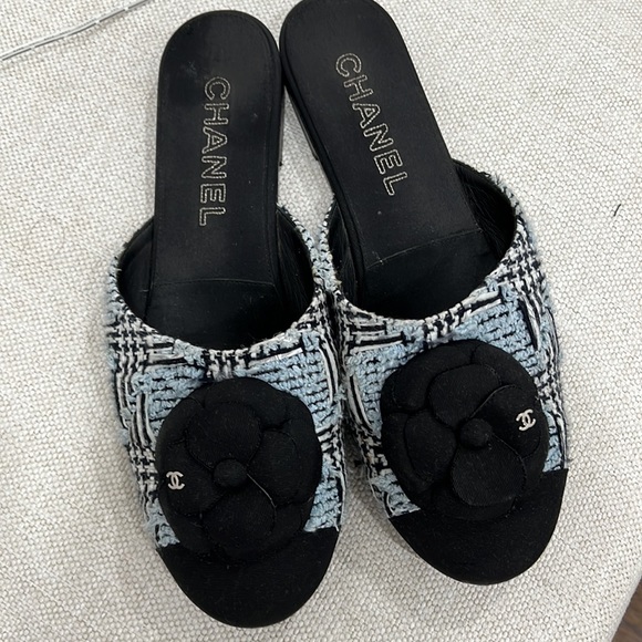 Stunning Chanel slides classic and timeless - Picture 3 of 4